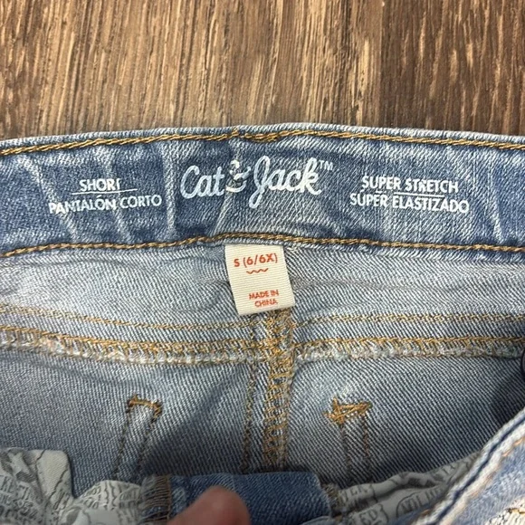 Girls Cat & Jack light denim Jean shorts with a flag design on them size small - Picture 3 of 4